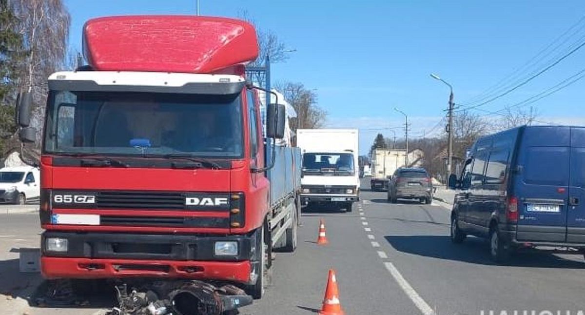 74-річний скутерист загинув під фурою на Львівщині