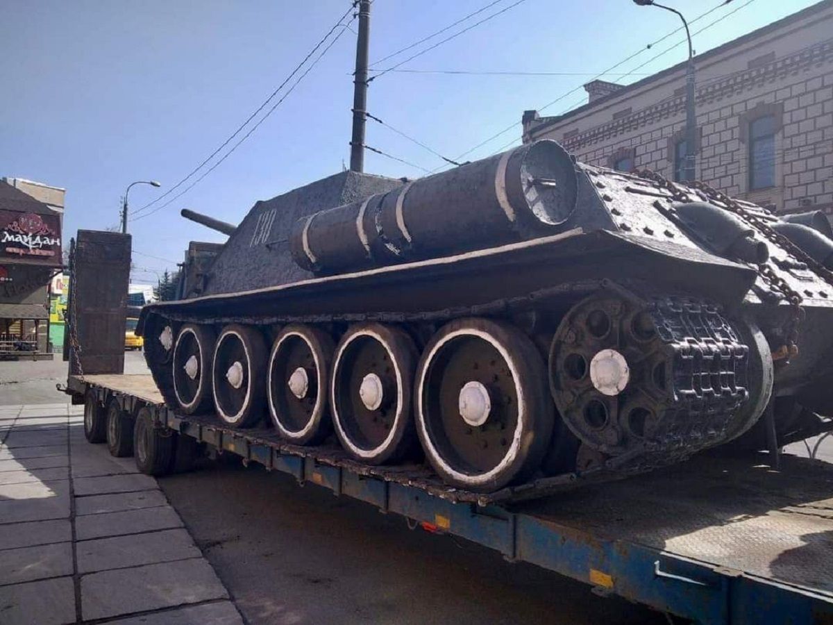 У Рівному демонтували пам'ятник з радянською технікою