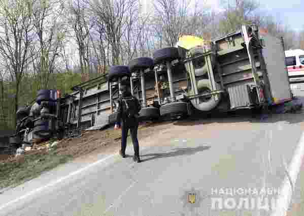 Внаслідок ДТП з фурою на Буковині загинув чоловік із 14-річною внучкою