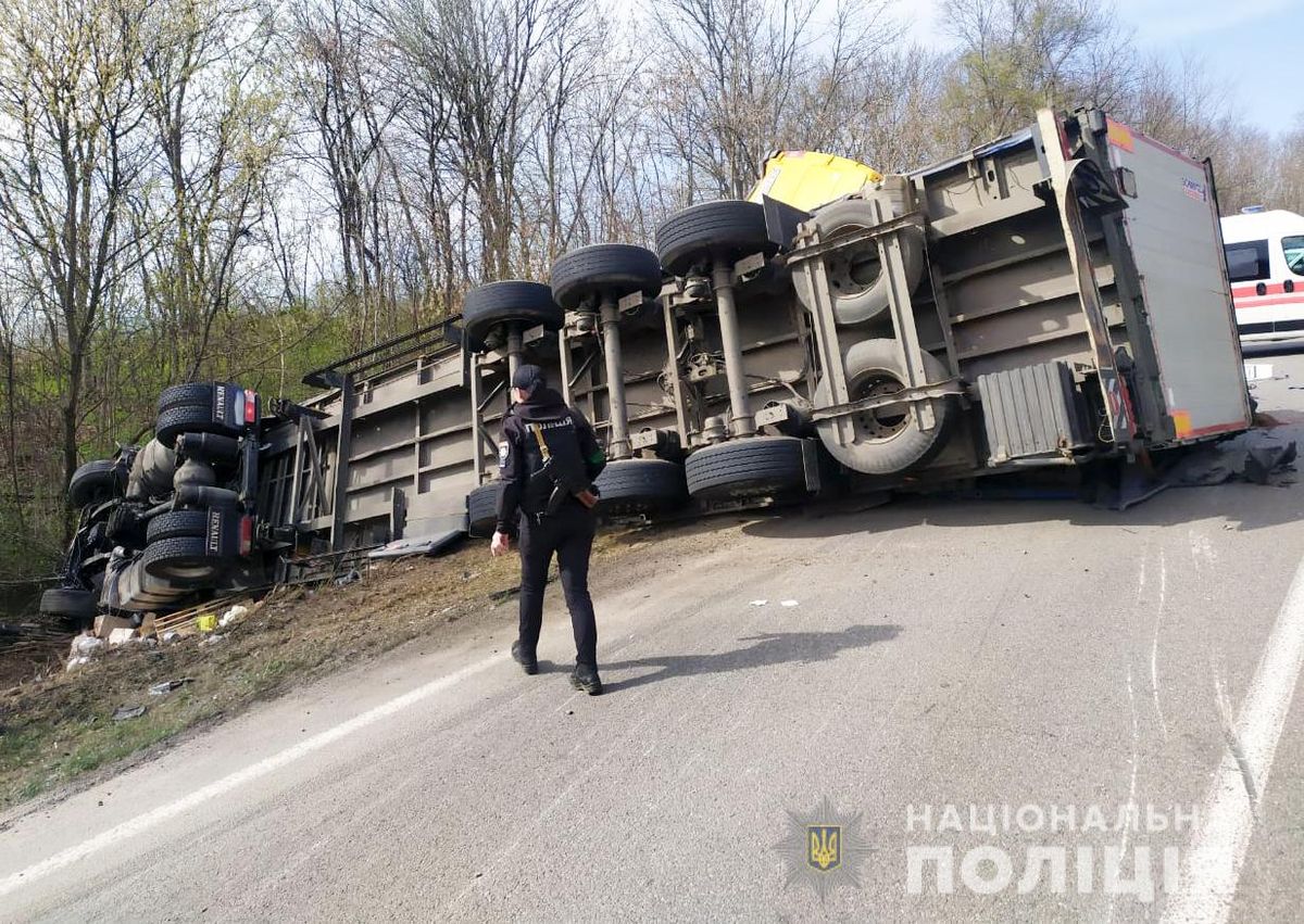 Внаслідок ДТП з фурою на Буковині загинув чоловік із 14-річною внучкою