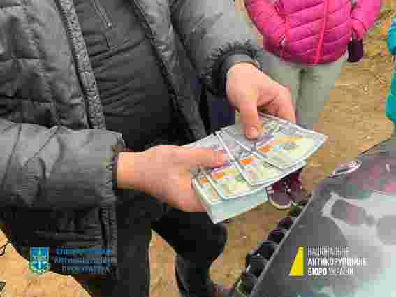 Працівника СБУ та поліцейського з Прикарпаття затримали на хабарі $10 тис.