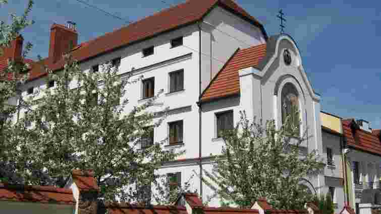 На даху львівського монастиря виникла пожежа
