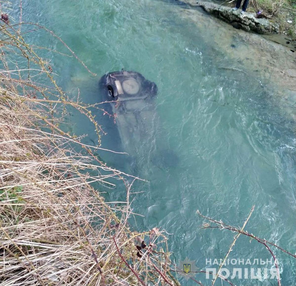25-річний водій загинув внаслідок падіння авто у річку на Закарпатті