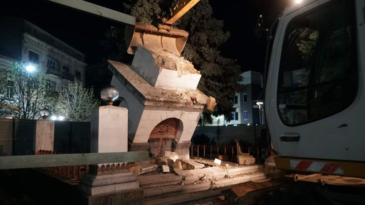 У центрі Мукачева демонтували радянський обеліск слави 