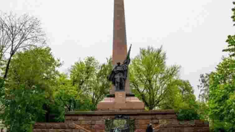 Мерія Чернівців заявила, що радянський монумент демонтують після «історичного дослідження»