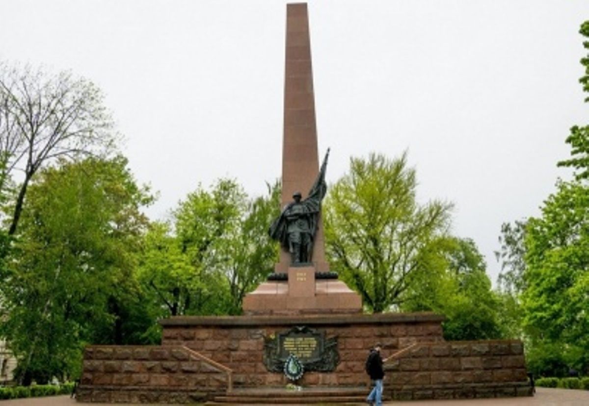 Мерія Чернівців заявила, що радянський монумент демонтують після «історичного дослідження»