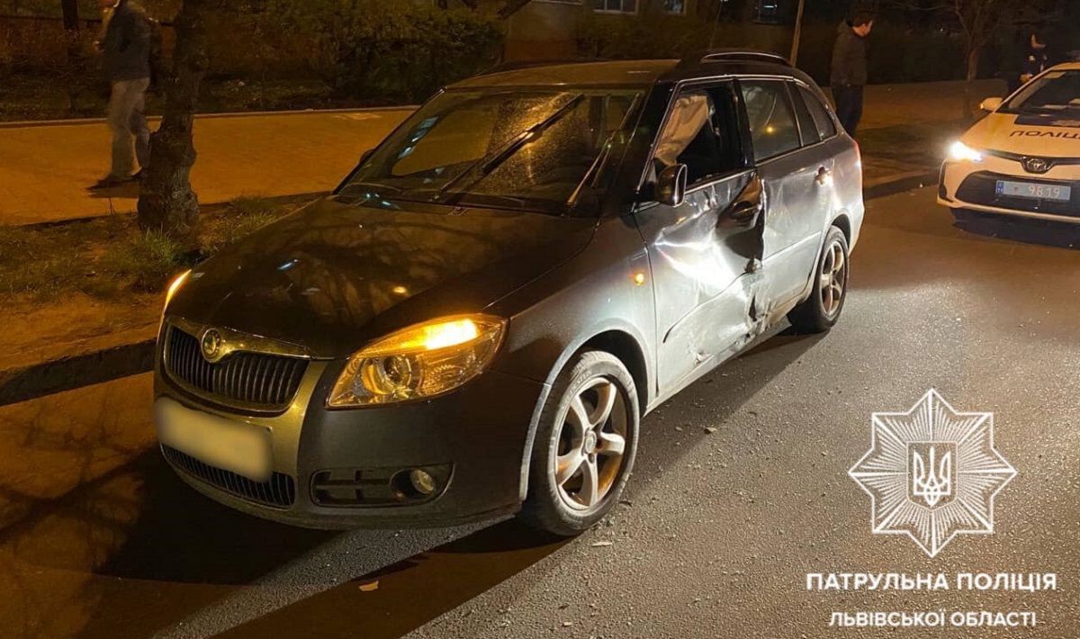 П’яний водій розбив два припарковані авто у Львові