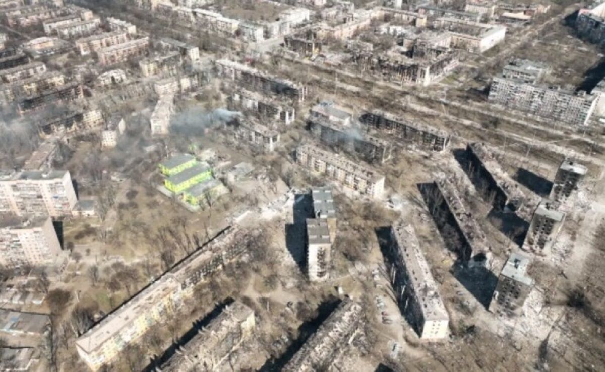 Росіяни змушують цивільних мешканців Маріуполя носити білі пов'язки