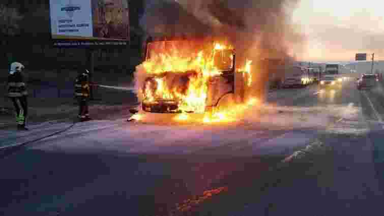 Під час руху у Мукачеві згорів автобус, який віз працівників заводу