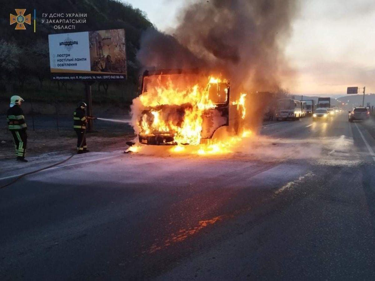 Під час руху у Мукачеві згорів автобус, який віз працівників заводу