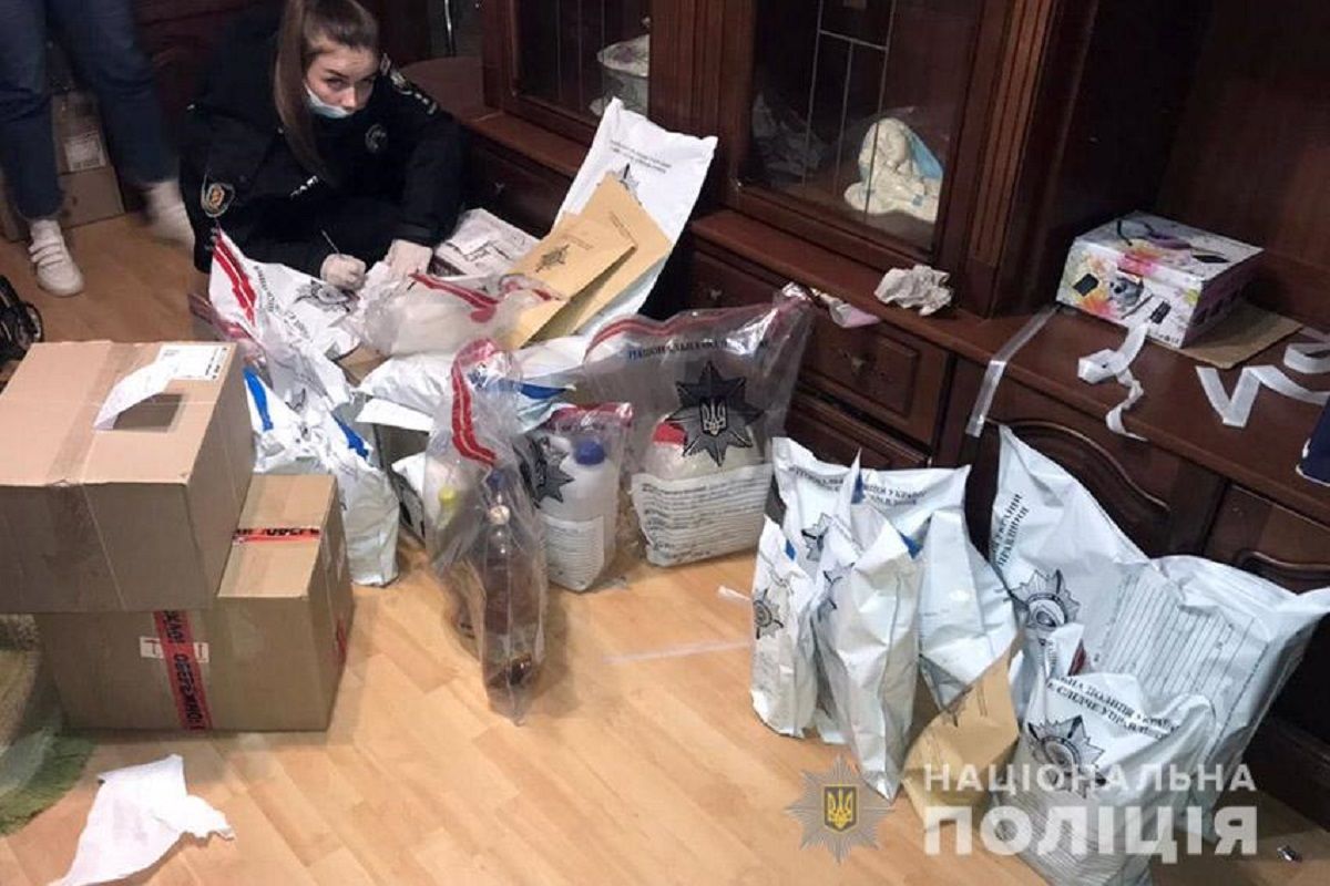 Поліція виявила нарколабораторію у помешканні 42-річної жінки у Кам'янці-Подільському