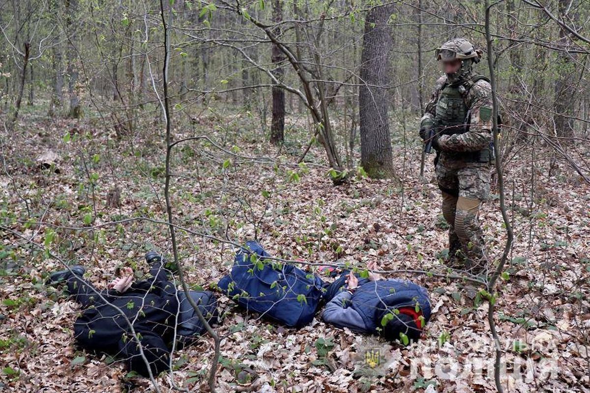 У лісі на Закарпатті затримали трьох переправників призовників закордон