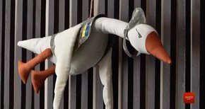 Переселенка з Чернігова виготовляє у Львові іграшки бойових гусаків