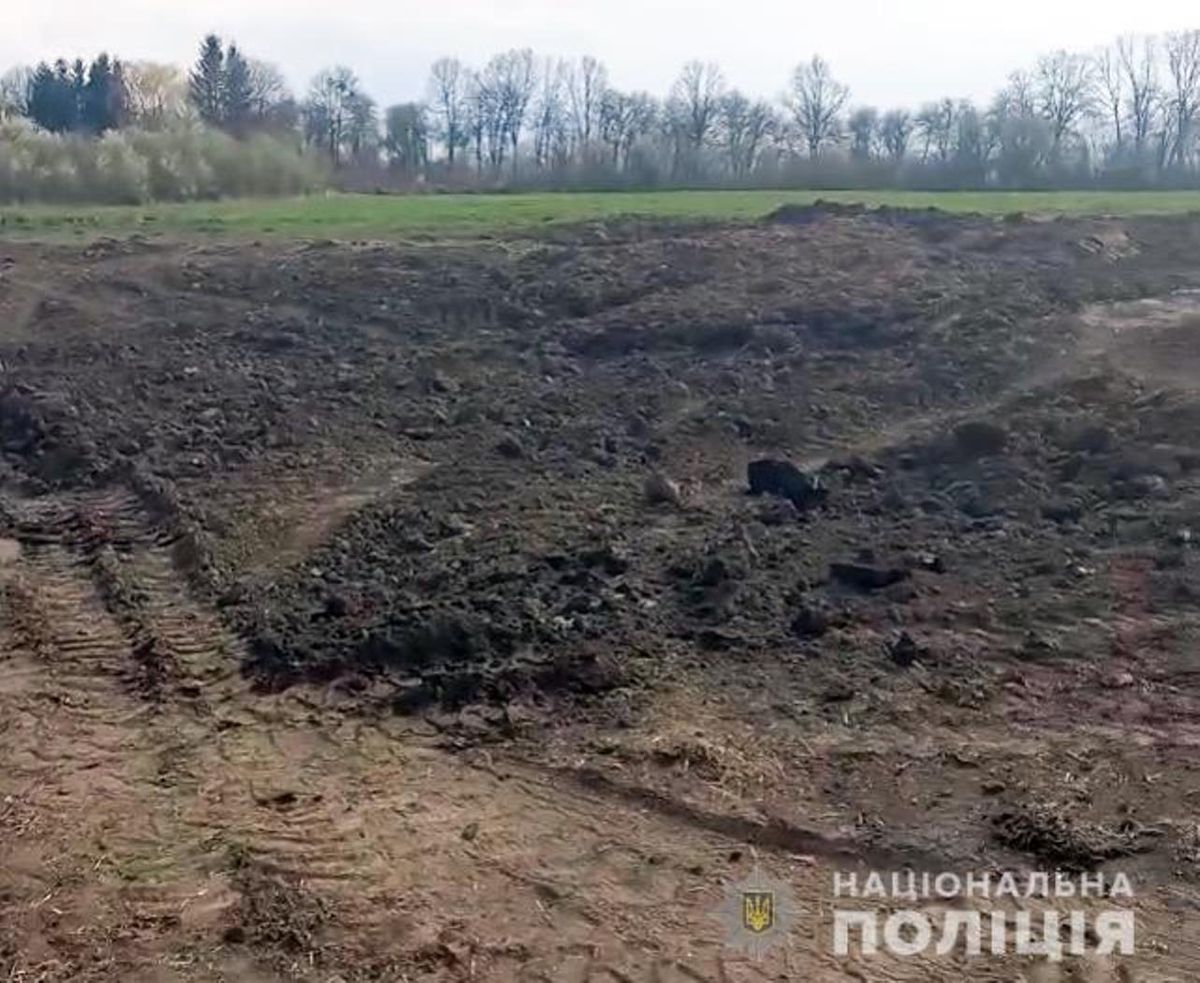Трьох чоловіків з Буковини поліція затримала на крадіжці чорнозему