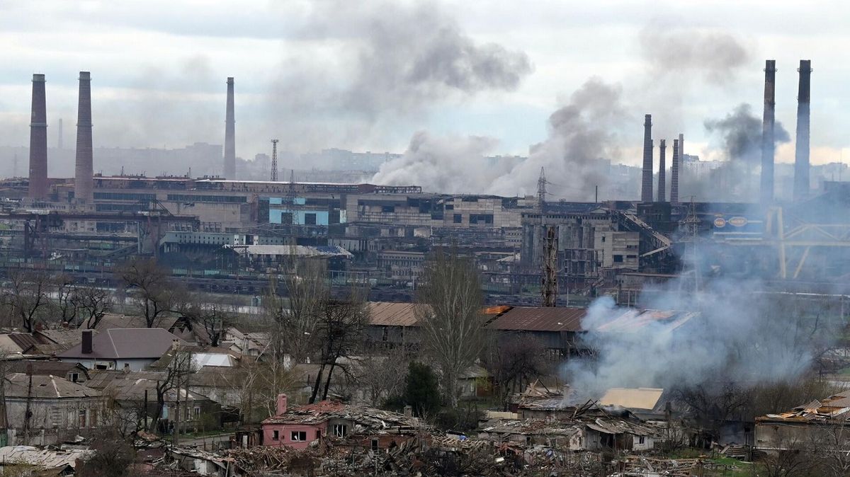 Росіяни бомблять «Азовсталь» попри вказівки не штурмувати промзону Маріуполя