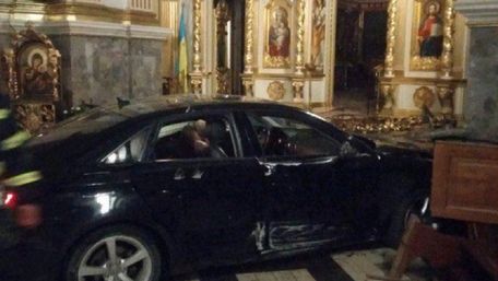 Водійка Audi в'їхала у катедральний собор УГКЦ у центрі Тернополя