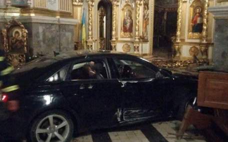 Водійка Audi в'їхала у катедральний собор УГКЦ у центрі Тернополя