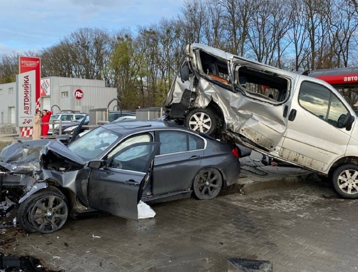 Водій мікроавтобуса протаранив три авто на мийці під Луцьком