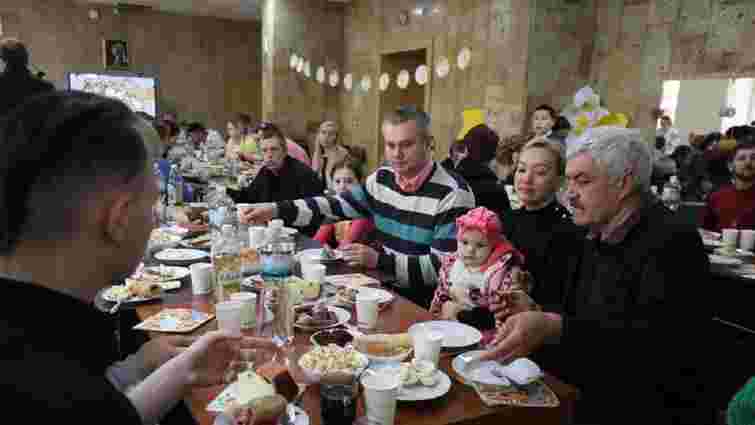У львівських притулках для переселенців організували великодні сніданки