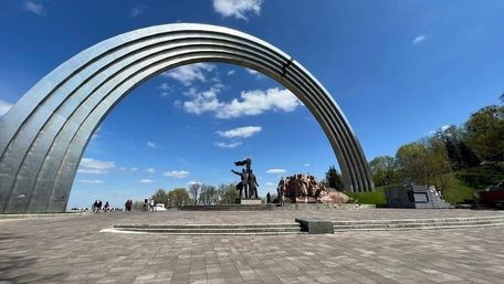 В Києві демонтують скульптуру двох робітників на честь возз’єднання України з Росією