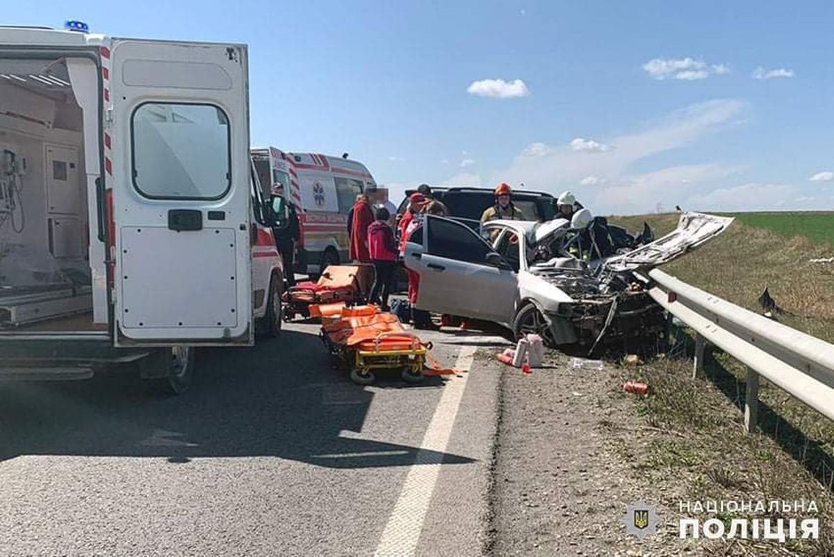Внаслідок автомобільної аварії на Хмельниччині загинули двоє людей