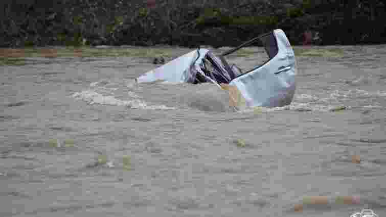 Позашляховик Mitsubishi з’їхав у річку на Закарпатті, тіло водія не знайшли