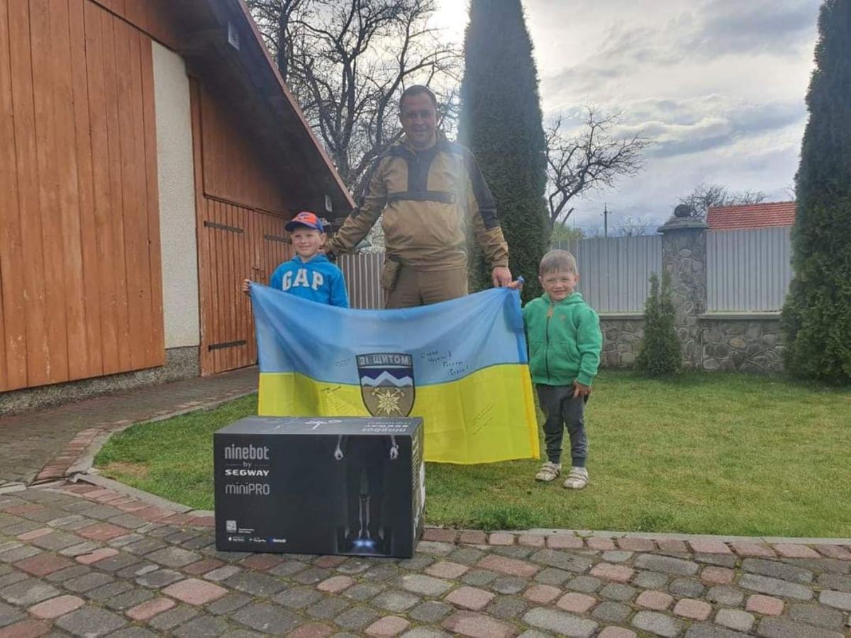 Хлопчикам із Прикарпаття, які віддали свої гроші військовим, подарували гіроскутер