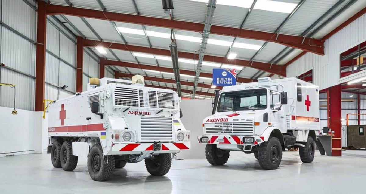 Велика Британія подарувала Україні 22 «швидкі» та 40 пожежних машин