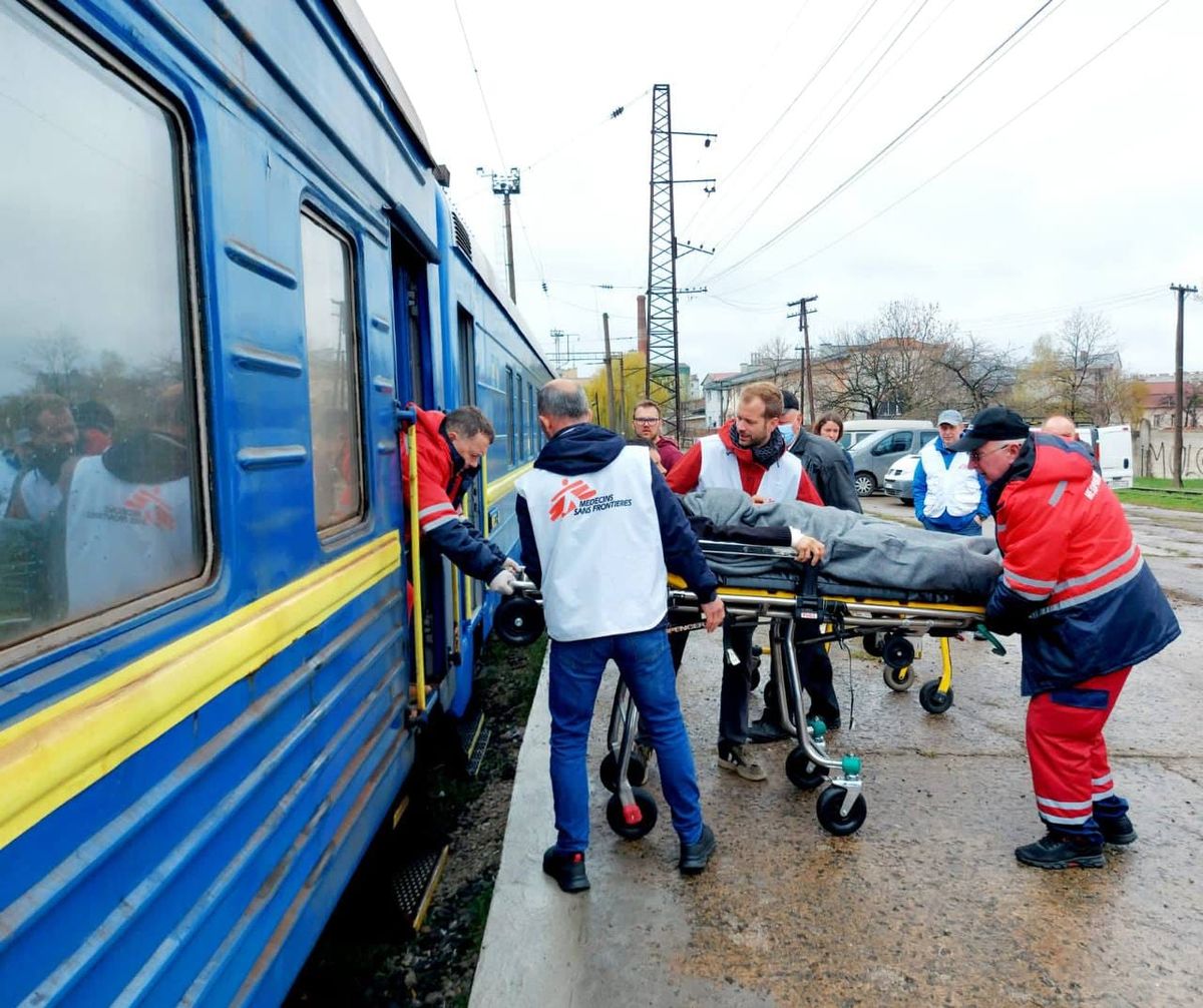 Новий медичний потяг привіз до Львова першу групу пацієнтів 