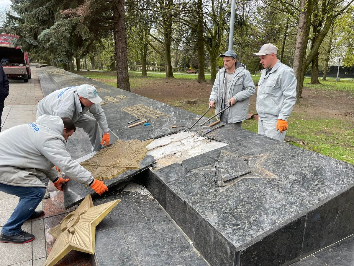 На луцькому меморіалі розпочали демонтаж радянських символів 