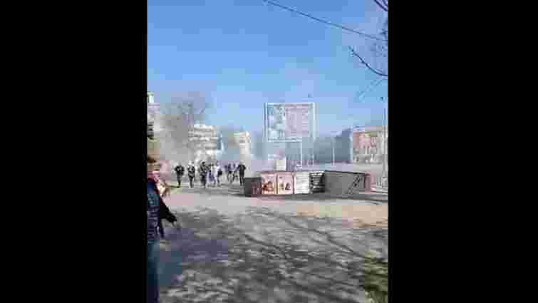 Росіяни закидали світлошумовими гранатами український мітинг у Херсоні