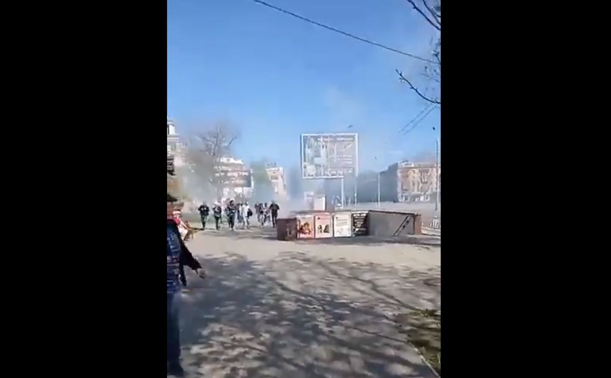 Росіяни закидали світлошумовими гранатами український мітинг у Херсоні