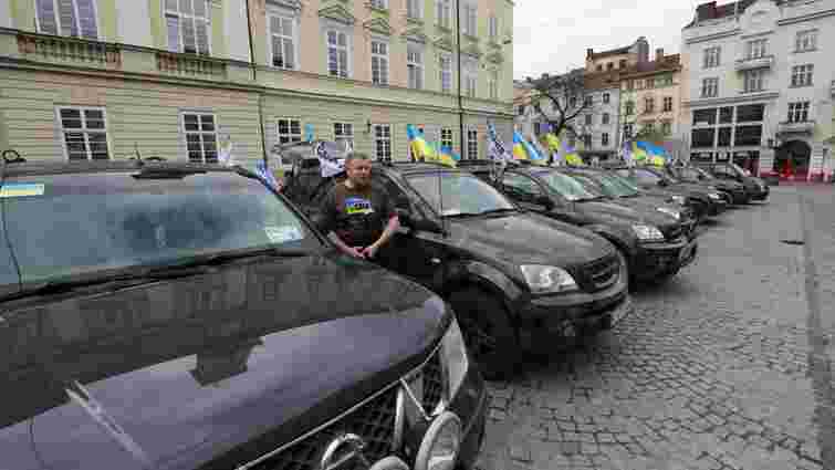 Зі Львова на фронт відправили 30 джипів та пікапів 