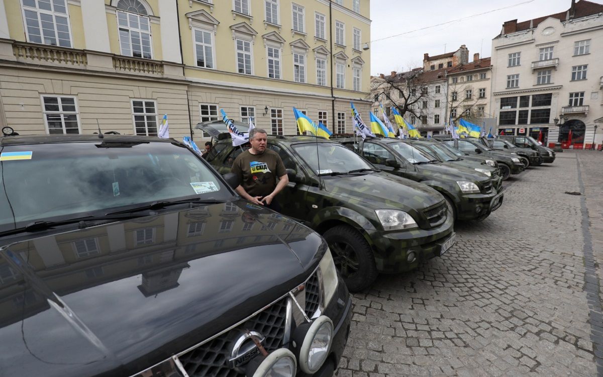 Зі Львова на фронт відправили 30 джипів та пікапів 