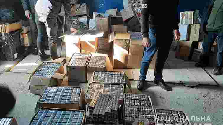 Поліція вилучила у продавця з тернопільського ринку партію підроблених сигарет