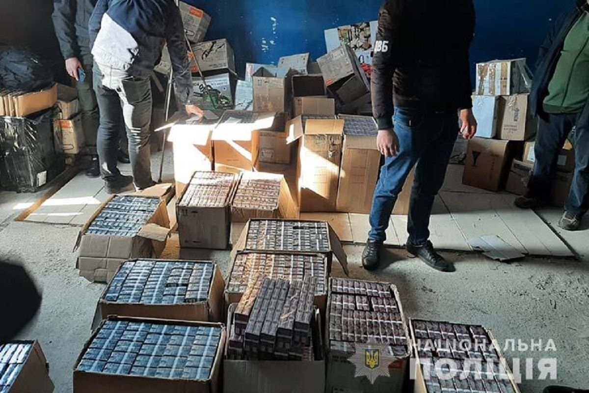 Поліція вилучила у продавця з тернопільського ринку партію підроблених сигарет