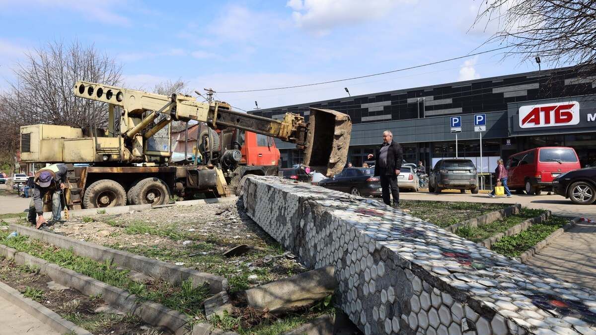 У Бориславі демонтували радянський обеліск на честь «визволення» міста