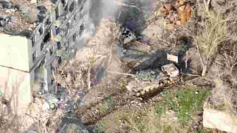 Бійці «Азову» показали, як росіяни розстрілюють з танка житлові будинки в Маріуполі