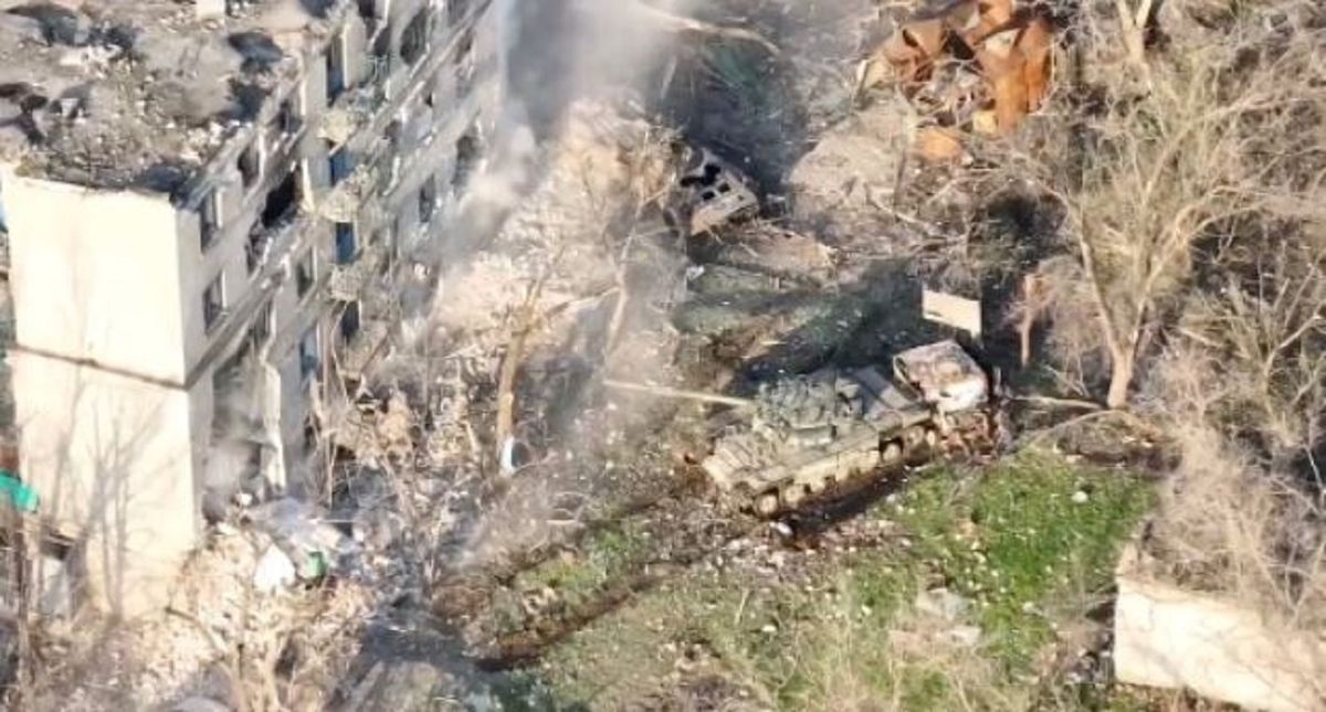 Бійці «Азову» показали, як росіяни розстрілюють з танка житлові будинки в Маріуполі