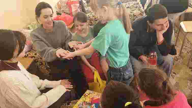 Анджеліна Джолі відвідала реабілітаційний центр для дітей у Бориславі