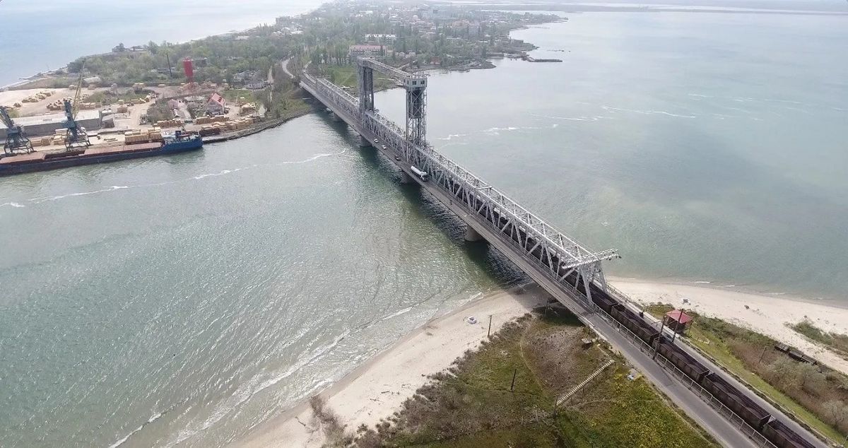 Росіяни втретє за місяць вдарили ракетами по мосту в Затоці