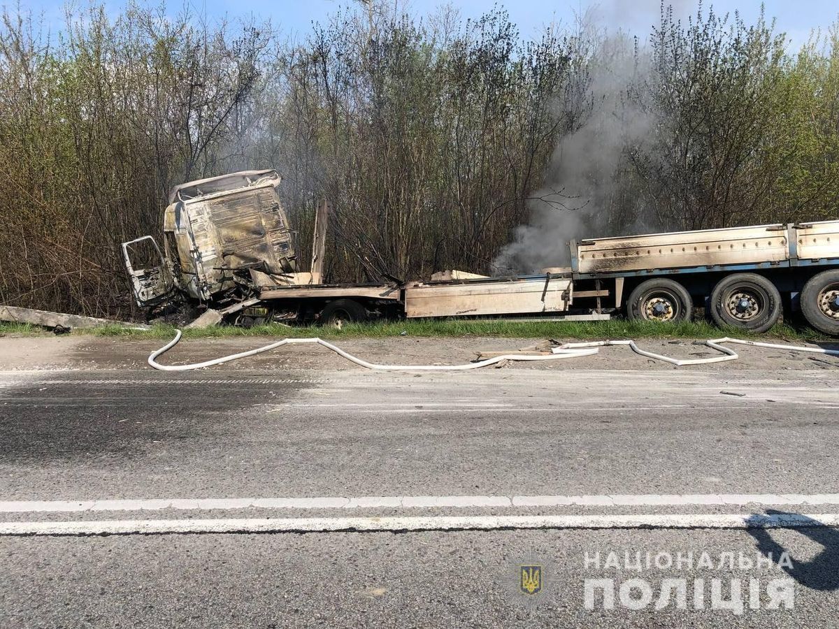 У масштабній ДТП неподалік Рівного загинула 22-річна жінка, двоє постраждалих