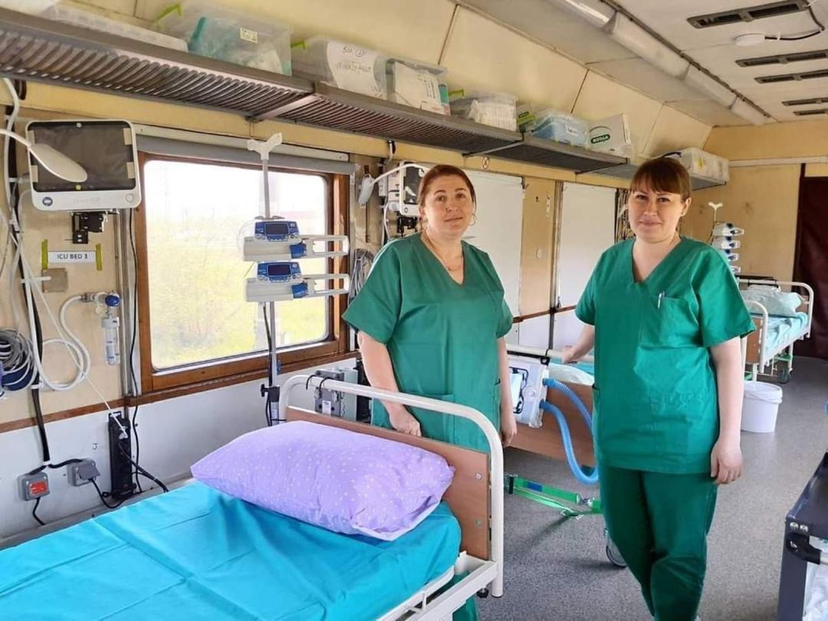Дві медсестри із Хмельниччини долучилися до команди евакуаційного поїзда