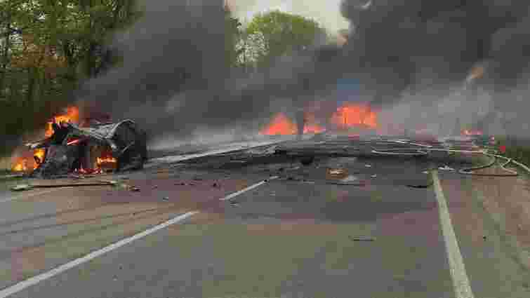 16 людей загинули внаслідок зіткнення автобуса з бензовозом на Рівненщині