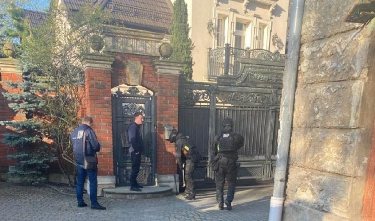 Слідчі ДБР знову обшукують будинки Тараса Козака та його родини
