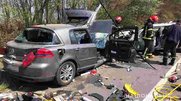 Внаслідок зіткнення Opel та Renault на Хмельниччині загинули двоє людей