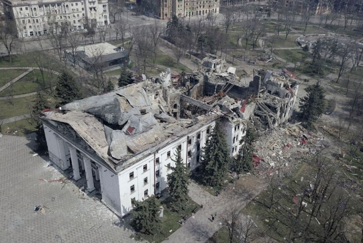 У драмтеатрі Маріуполя внаслідок авіаудару могли загинути 600 людей, – АР