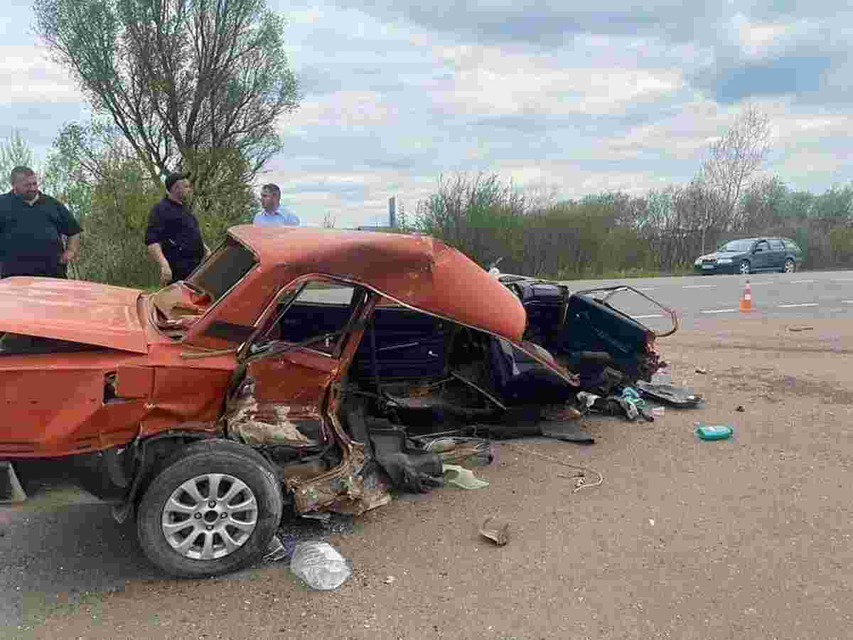 Від удару ВАЗ розірвало на дві частини