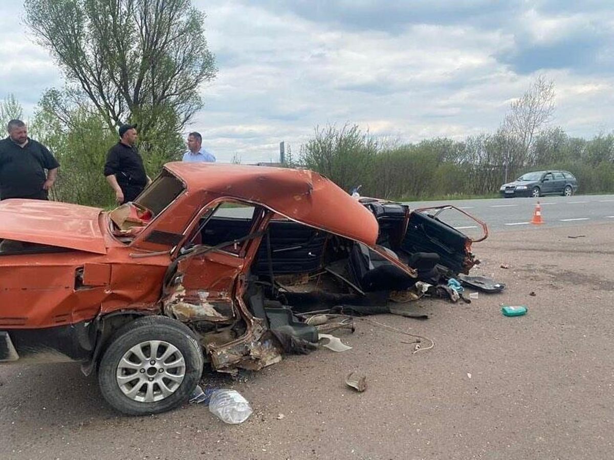 Внаслідок зіткнення з мікроавтобусом у Коломиї ВАЗ розірвало навпіл 