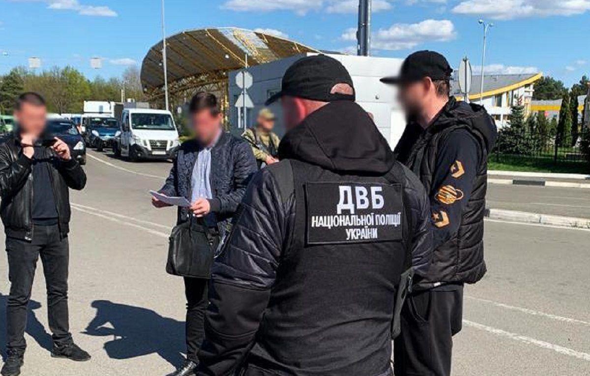 Троє чоловіків намагались за 6 тис. доларів підкупити волинського прикордонника